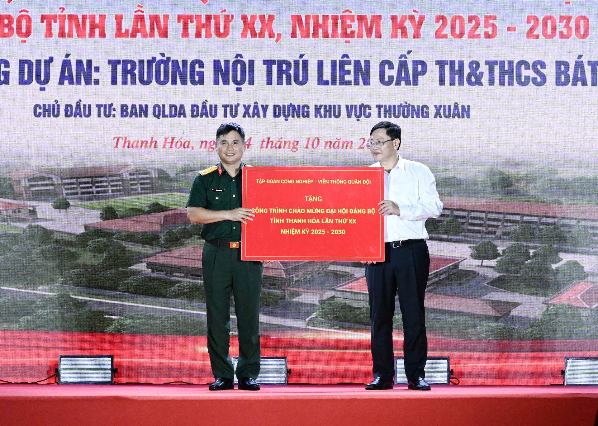 Le groupe de l'industrie et des télécommunications de l'Armée (Viettel) fait don de fonds pour la construction de l'École pluridisciplinaire primaire et secondaire à internat Bat Mot. Photo : Tran Hai /NDEL Le groupe de l'industrie et des télécommunications de l'Armée (Viettel) fait don de fonds pour la construction de l'École pluridisciplinaire primaire et secondaire à internat Bat Mot. Photo : Tran Hai /NDEL