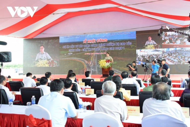Le Premier ministre vietnamien, Pham Minh Chinh, à la mise en chantier de l’autoroute Châu Dôc - Cân Tho - Soc Trang. 