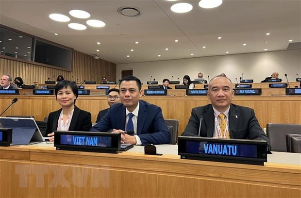 L’ambassadeur Dang Hoàng Giang (centre), représentant permanent du Vietnam auprès de l’ONU. Photo : VNA.