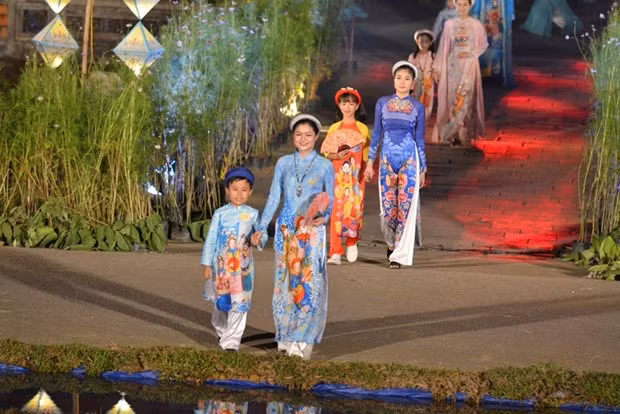 Le programme "Danse d’Ao dai" est le point culminant du Festival d'Automne. Photo: Toquoc