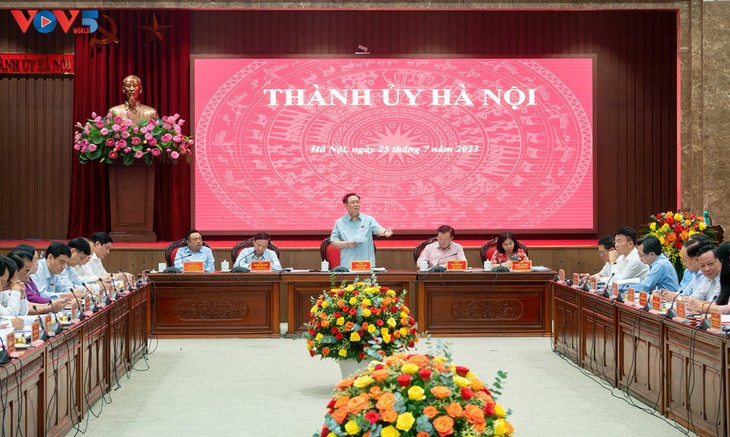 Le Président de l'Assemblée nationale, Vuong Dinh Huê, travaille avec la permanence du Comité du Parti de Hanoï. Photo : VOV.