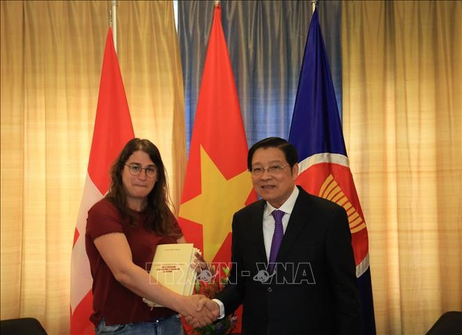 Phan Dinh Trac, président de la Commission centrale des Affaires intérieures (à droite) et la présidente du Parti du Travail suisse Amanda Loset. Photo : VNA.