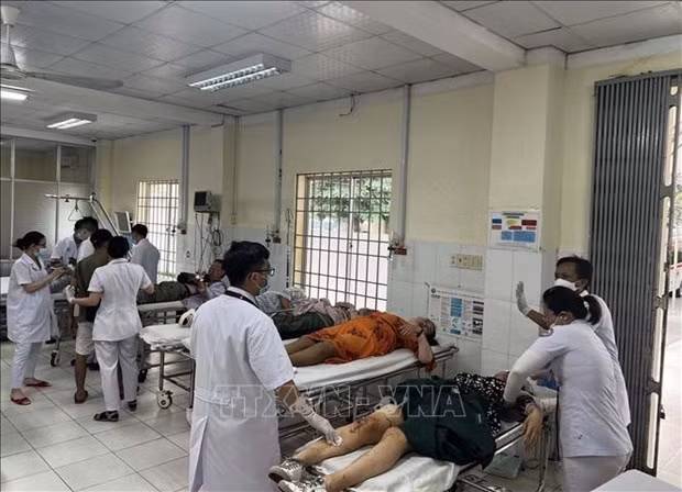 La police de la circulation, le personnel médical et les forces de secours ont immédiatement emmené les blessés à l'hôpital général de la province de Khanh Hoa pour des soins d'urgence juste après l'incident. Photo : VNA.