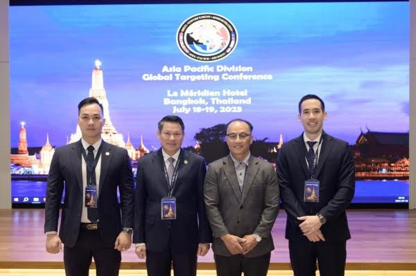 Nguyên Van Viên, directeur du Département de la Police antidrogue (deuxième à gauche) à la conférence. Photo: cand.com.vn
