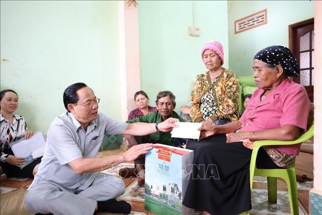 Le vice-président de l’Assemblée nationale, Trân Quang Phuong, offre des cadeaux à une famille méritante de la ville de Buôn Ma Thuột. Photo : AVI.