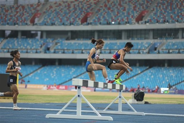 La coureuse vietnamienne Nguyên Thi Oanh en lice pour le 3.000 m haies aux SEA Games 32, au Cambodge. Photo : VNA