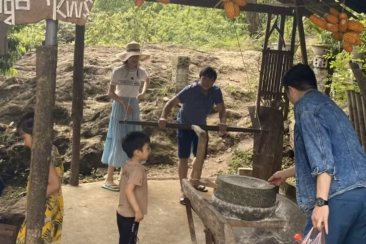Les visiteurs découvrent les outils de travail dans le village de Lao Chai 1. Photo: VOV