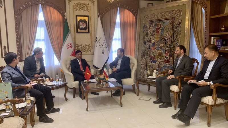 L’ambassadeur Luong Quôc Huy rencontre le gouverneur général d’Ispahan, Seyyed Reza Mortazavi. Photo : BQT
