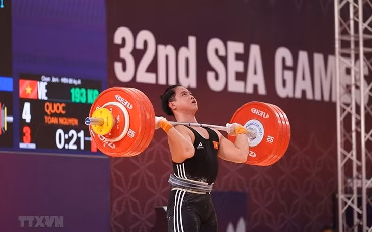 Haltérophilie: Nguyên Quôc Toan a établi un record lors des SEA Games dans la catégorie des 89 kg. Photo : VNA.