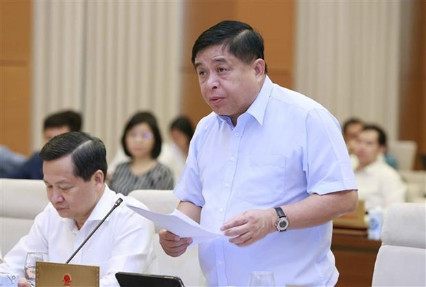 Le ministre vietnamien du Plan et de l’Investissement, Nguyên Chi Dung, devant le Comité permanent de l’Assemblée nationale, à Hanoi, le 9 mai. Photo : VNA.