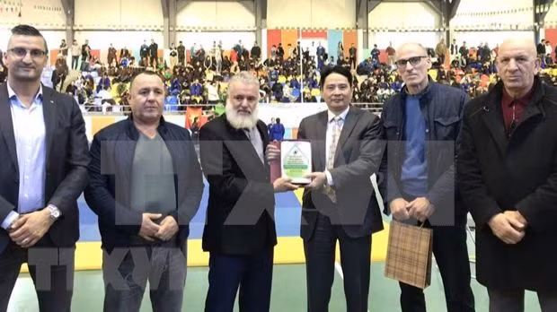 L'ambassadeur du Vietnam en Algérie, Nguyên Thanh Vinh, et les membres de l'instance algérienne de Vo Vietnam. Photo : VNA.