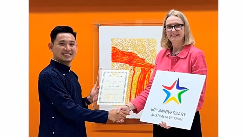 Mme Sarah Hooper remet un satisfecit à Trân Van Trung. Photo : Ambassade d’Australie au Vietnam.