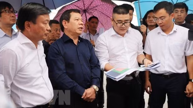 Des responsables inspectent les préparatifs pour la mis en chantier du projet composant Quang Ngai-Hoai Nhon. Photo : VNA.