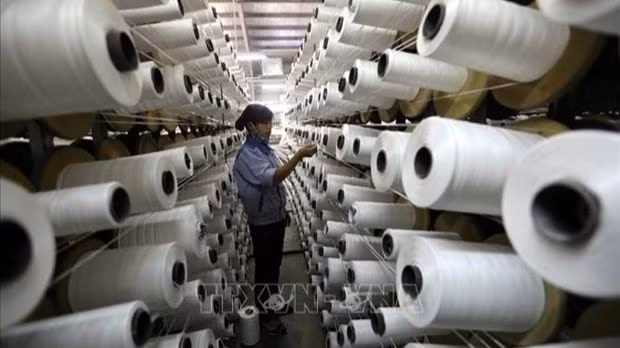 Ligne de production de fils de la société par actions KSA Polymer Hanoi. Photo: VNA