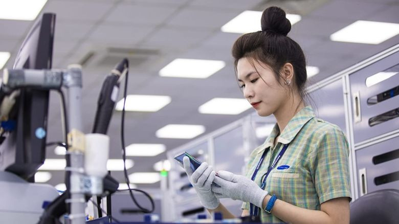 Une ouvrière travaillant dans une usine de Samsung au Vietnam. Photo : viez. 