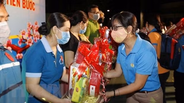 Cadeaux aux personnes dans le besoin. Photo: VNA