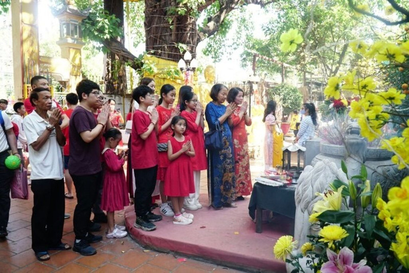 Des Vietnamiens dans une pagode vietnamienne à Vientiane, au Laos. Photo : VOV.