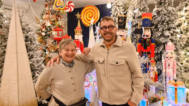 Deux touristes étrangers fêtent Noel au Vietnam. Photo: tuoitrethudo.com.vn