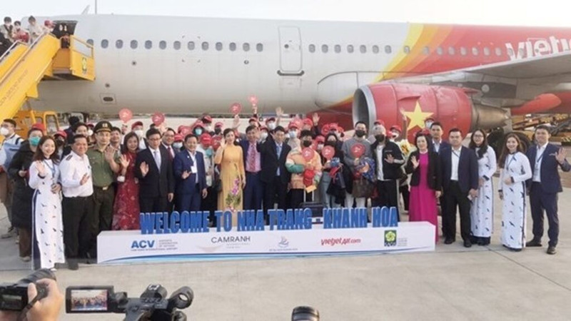Les responsables de Khanh Hoa (au Centre) accueillent les premiers touristes lors du Têt du Chat. Photo : VNA/CVN.