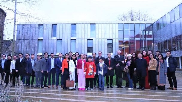 Des participants à la rencontre de la VIS à Oxford. Photo: VNA