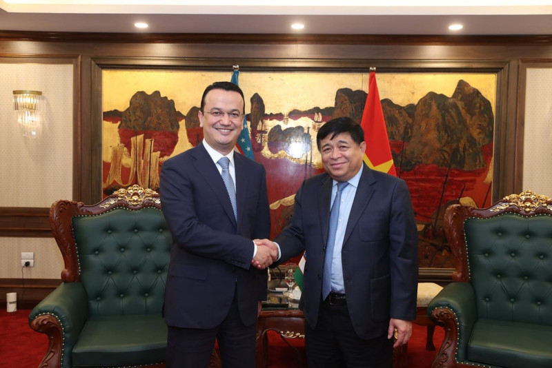Laziz Kudratov et Nguyên Chi Dung. Photo : thoidai.com.vn