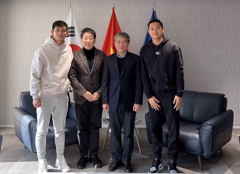 L'ambassadeur du Vietnam en République de Corée, Nguyên Vu Tùng (2e à droite), avec le dirigeant du Club de football Cheonan City (2e à gauche ) et deux jeunes footballeurs vietnamiens. Photo : VNA.