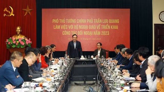 Le vice-Premier ministre Trân Luu Quang (debout). Photo : VGP.