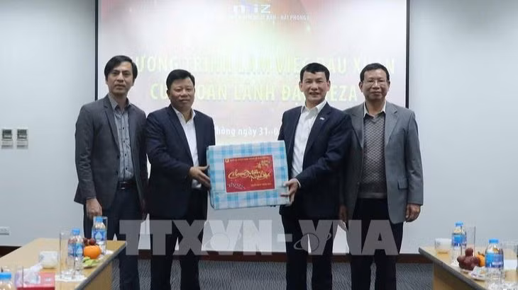 Le président du comité d’administration de la zone économique de Hai Phong, Lê Trung Kiên (deuxième, gauche) et les représentants du parc industriel Nomura Hai Phong. Photo: Hoang Ngoc/VNA