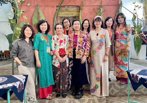 Les 10 peintres vietnamiennes dont les œuvres y sont exposés. Photo : SGGP