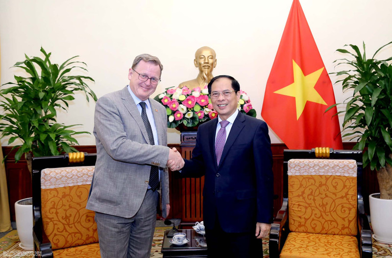 Le ministre des Affaires étrangères Bui Thanh Son reçoit le Premier ministre de l'État libre de Thuringe (Allemagne), Bodo Rammelow. Photo : baoquocte.vn