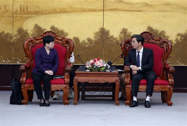 Le vice-président du Comité populaire de la ville de Da Nang Tran Chi Cuong (droite) et la maire adjointe de la ville de Zhanjiang, province chinoise du Guangdong, He Jiamin. Photo: VNA
