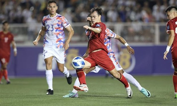 Van Toan (maillot rouge) ouvre le score à l'équipe vietnamienne. Photo : VNA.