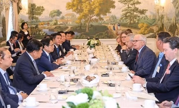 Le Premier ministre Pham Minh Chinh prend à Washington un déjeuner de travail avec des directeurs exécutifs de grands entreprises et groupes américains de semis-conducteurs. Photo. VNA