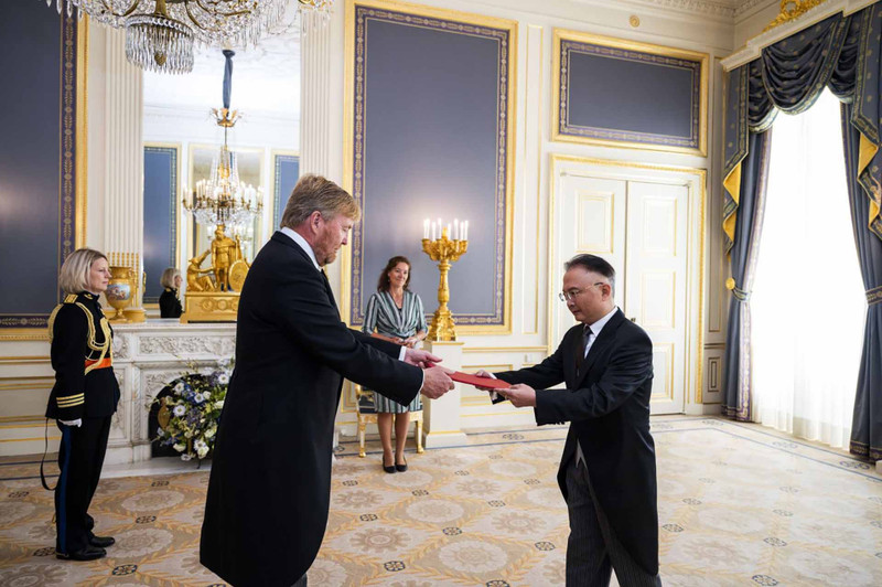 L’ambassadeur Ngô Huong Nam présente ses lettres de créance au roi des Pays-Bas. Photo : BQT