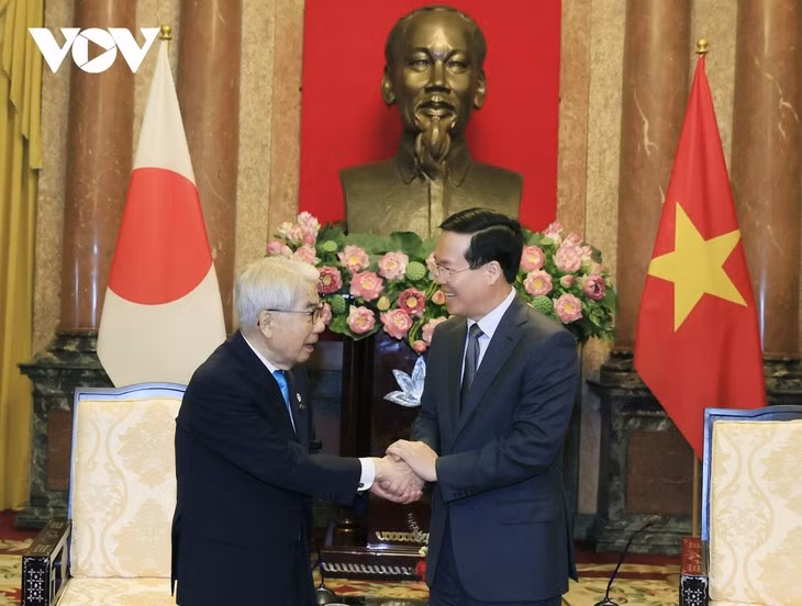 Le Président du Vietnam, Vo Van Thuong (à droite) et le Président de la Chambre des Conseillers du Japon, Otsuji Hidehisa. Photo : VOV.