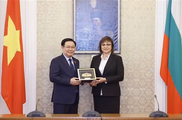 Le Président de l'Assemblée nationale (AN) Vuong Dinh Huê et Korneliya Ninova, Présidente du Parti socialiste bulgare (BSP) et présidente du Groupe parlementaire du BSP pour la Bulgarie. Photo : VNA.