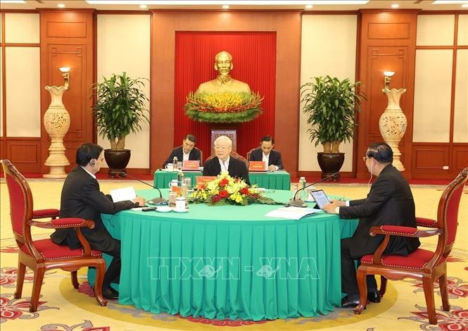Le Secrétaire général du Parti communiste vietnamien (PCV), Nguyên Phu Trong (au milieu), le Président du Parti du Peuple cambodgien (PPC), Hun Sen, et le Secrétaire général du Parti révolutionnaire populaire lao (PRPL), Thongloun Sisoulith. Photo : Tri Dung/TTXVN.