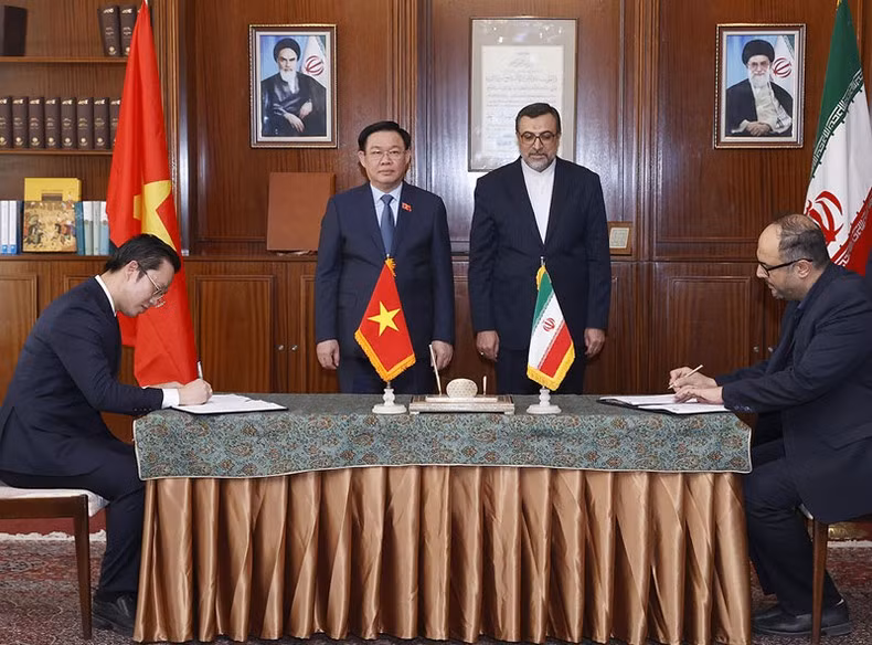 La cérémonie de signature. 