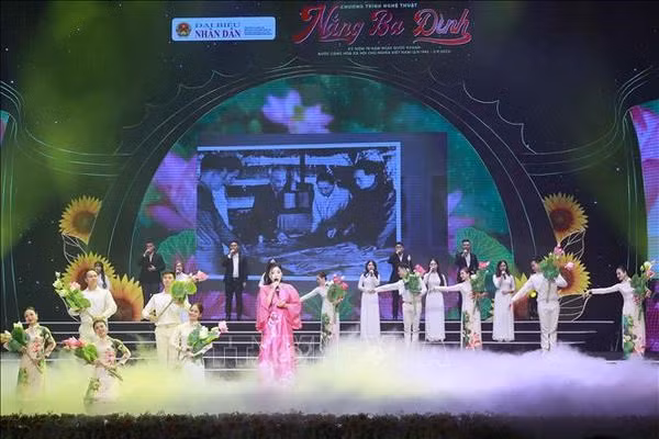 Un numéro artistique lors du programme. Photo : VNA.