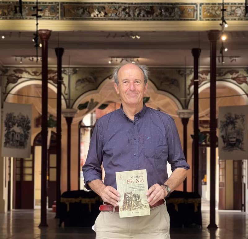 Martin Rama, un amoureux des recoins de Hanoi. Photo : VOV