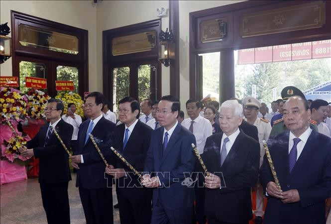 Le président Vo Van Thuong et les anciens dirgeants du Parti et de l'État rendent hommage au président Tôn Duc Thang. Photo: AVI