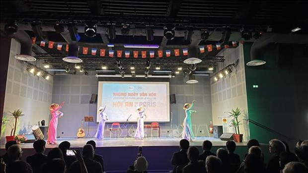 Hôi An choisit de présenter à Paris de riches programmes d’art populaire. Photo : VNA
