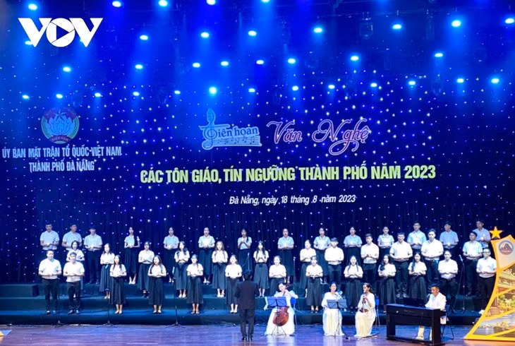 250 artistes venant de différentes communautés religieuses ou croyances présentes dans la ville participent au festival.