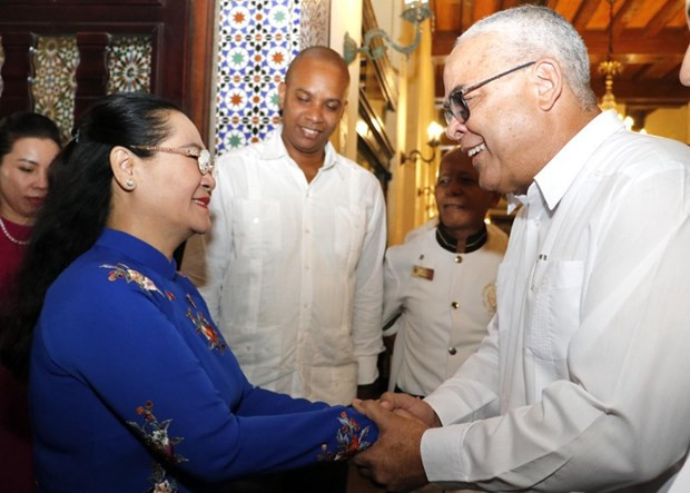 Mme Nguyên Thi Lê, secrétaire adjointe du Comité du Parti de Hô Chi Minh-Ville et présidente du Conseil populaire municipal, et Luis Antonio Torres Iribar, premier secrétaire du Comité du Parti de La Havane. Photo : VNA.