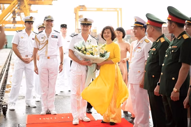 Représentant du Service des Affaires étrangères de Hai Phong offre des fleurs au commandant de la frégate Prairial. Photo : HQ Online.