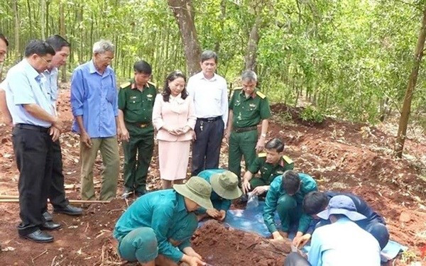 Les forces fonctionnelles ont déterré des tombes avec de nombreux ossements et objets. Photo: qdnd.vn