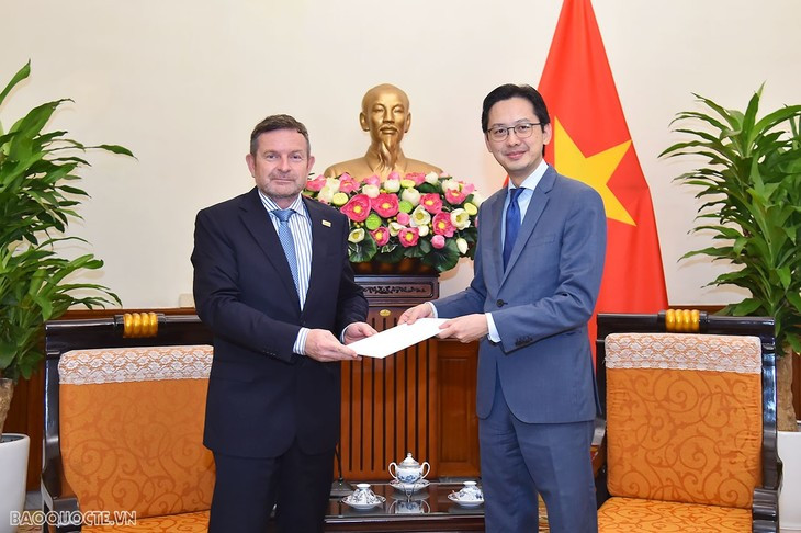 Le vice-ministre vietnamien des Affaires étrangères, Dô Hùng Viêt (à droite), et le nouveau représentant de l’Organisation internationale de la Francophonie (OIF) pour l’Asie-Pacifique, Edgar Doerig. Photo : Anh Son/baoquocte.vn