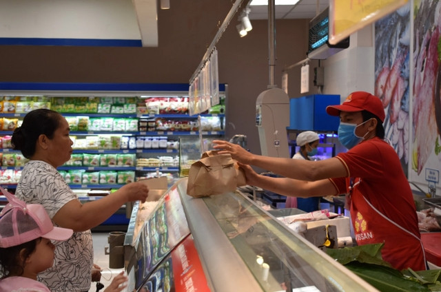 Le porc, le poisson et les produits de la mer sont emballés dans des sacs en papier kraft. Photo: NLD 