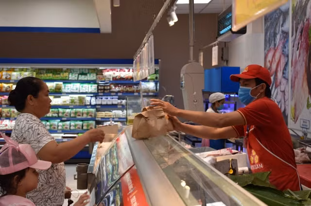 Le porc, le poisson et les produits de la mer sont emballés dans des sacs en papier kraft. Photo: NLD 