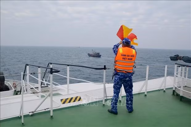 Les garde-côtes vietnamienne et chinoise mènent leur 2e patrouille conjointe de l'année 2023. Photo: VNA